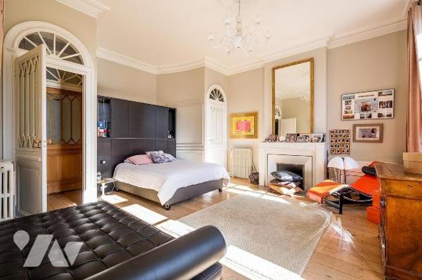 BORDEAUX - Quartier Saint Seurin 
Magnifique maison bourgeoise  en pierre datant de 1805 d'une...