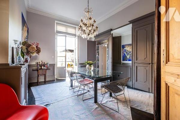 BORDEAUX - Quartier Saint Seurin 
Magnifique maison bourgeoise  en pierre datant de 1805 d'une...