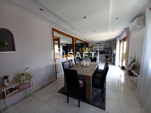 Beau pavillon avec 4 chambres, 2 garages et terrain