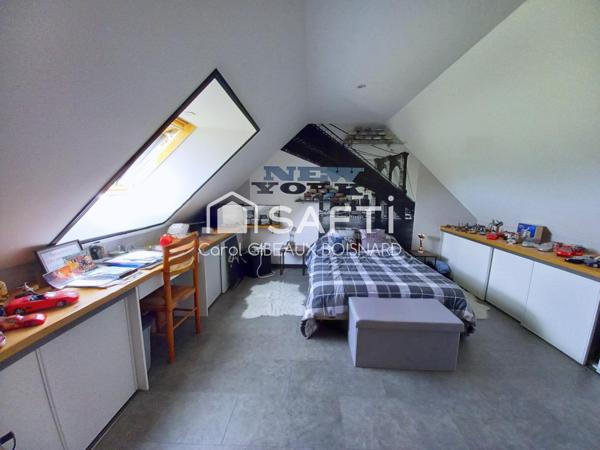 Beau pavillon avec 4 chambres, 2 garages et terrain