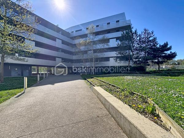 À vendre un appartement spacieux, lumineux et parfaitement agencé. Découvrez ce superbe 4 pièces de 83 m² situé au sein d'une résidence de 2016, alliant confort, fonctionnalité et qualité de vie.

Dès l'entrée, vous serez séduits par ses beaux volumes et sa distribution optimisée. Le vaste séjour baigné de lumière s'ouvre sur une élégante cuisine aménagée et entièrement équipée, offrant un espace de vie convivial, idéal pour recevoir famille et amis.
L'appartement dispose de trois belles chambres, chacune bénéficiant d'un accès direct à l'exceptionnelle terrasse de 35 m² exposée plein sud. Véritable prolongement de l'espace de vie, cette terrasse aménagée constitue un atout rare et recherché, parfaite pour les repas en extérieur, les moments de détente ou les jeux des enfants.
Côté confort, vous profiterez d'une salle d'eau, d'une salle de bains, toutes deux équipées d'une vasque, ainsi que d'un WC indépendant. Les nombreux rangements et la qualité des prestations rendent cet appartement particulièrement agréable à vivre au quotidien. Au-delà de ses prestations, cet appartement bénéficie d'un environnement particulièrement agréable, au sein d'une copropriété familiale où règnent convivialité, respect et bonne entente entre les résidents.

Une place de stationnement en sous-sol complète ce bien.

Idéalement situé à proximité immédiate des commerces, écoles et transports, cet appartement offre un cadre de vie pratique et recherché, au sein d'une copropriété récente, calme et familiale.

À noter que les charges de copropriété comprennent : 
- Le chauffage collectif
- L'eau chaude
-  L'eau froide
- L'entretien des parties communes (hall, couloirs, escaliers)
- L'électricité des parties communes
- L'ascenseur
- L'entretien des espaces verts
- Le ménage de la copropriété
- Les frais de syndic
- L'assurance de l'immeuble
- L'entretien des portails, interphones et équipements communs
- L'entretien du parking et des accès communs

Un bien rare sur le secteur, réunissant de beaux volumes, une grande terrasse et une localisation de choix. À visiter sans tarder !


SARA RODRIGUES 
BSK IMMOBILIER
06 33 82 07 35/S.RODRIGUES@BSKIMMOBILIER.COM