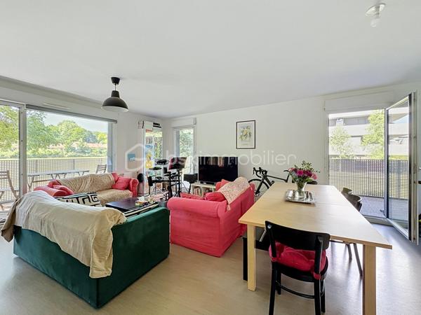 À vendre un appartement spacieux, lumineux et parfaitement agencé. Découvrez ce superbe 4 pièces de 83 m² situé au sein d'une résidence de 2016, alliant confort, fonctionnalité et qualité de vie.

Dès l'entrée, vous serez séduits par ses beaux volumes et sa distribution optimisée. Le vaste séjour baigné de lumière s'ouvre sur une élégante cuisine aménagée et entièrement équipée, offrant un espace de vie convivial, idéal pour recevoir famille et amis.
L'appartement dispose de trois belles chambres, chacune bénéficiant d'un accès direct à l'exceptionnelle terrasse de 35 m² exposée plein sud. Véritable prolongement de l'espace de vie, cette terrasse aménagée constitue un atout rare et recherché, parfaite pour les repas en extérieur, les moments de détente ou les jeux des enfants.
Côté confort, vous profiterez d'une salle d'eau, d'une salle de bains, toutes deux équipées d'une vasque, ainsi que d'un WC indépendant. Les nombreux rangements et la qualité des prestations rendent cet appartement particulièrement agréable à vivre au quotidien. Au-delà de ses prestations, cet appartement bénéficie d'un environnement particulièrement agréable, au sein d'une copropriété familiale où règnent convivialité, respect et bonne entente entre les résidents.

Une place de stationnement en sous-sol complète ce bien.

Idéalement situé à proximité immédiate des commerces, écoles et transports, cet appartement offre un cadre de vie pratique et recherché, au sein d'une copropriété récente, calme et familiale.

À noter que les charges de copropriété comprennent : 
- Le chauffage collectif
- L'eau chaude
-  L'eau froide
- L'entretien des parties communes (hall, couloirs, escaliers)
- L'électricité des parties communes
- L'ascenseur
- L'entretien des espaces verts
- Le ménage de la copropriété
- Les frais de syndic
- L'assurance de l'immeuble
- L'entretien des portails, interphones et équipements communs
- L'entretien du parking et des accès communs

Un bien rare sur le secteur, réunissant de beaux volumes, une grande terrasse et une localisation de choix. À visiter sans tarder !


SARA RODRIGUES 
BSK IMMOBILIER
06 33 82 07 35/S.RODRIGUES@BSKIMMOBILIER.COM