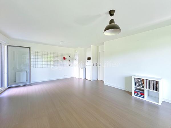 À vendre un appartement spacieux, lumineux et parfaitement agencé. Découvrez ce superbe 4 pièces de 83 m² situé au sein d'une résidence de 2016, alliant confort, fonctionnalité et qualité de vie.

Dès l'entrée, vous serez séduits par ses beaux volumes et sa distribution optimisée. Le vaste séjour baigné de lumière s'ouvre sur une élégante cuisine aménagée et entièrement équipée, offrant un espace de vie convivial, idéal pour recevoir famille et amis.
L'appartement dispose de trois belles chambres, chacune bénéficiant d'un accès direct à l'exceptionnelle terrasse de 35 m² exposée plein sud. Véritable prolongement de l'espace de vie, cette terrasse aménagée constitue un atout rare et recherché, parfaite pour les repas en extérieur, les moments de détente ou les jeux des enfants.
Côté confort, vous profiterez d'une salle d'eau, d'une salle de bains, toutes deux équipées d'une vasque, ainsi que d'un WC indépendant. Les nombreux rangements et la qualité des prestations rendent cet appartement particulièrement agréable à vivre au quotidien. Au-delà de ses prestations, cet appartement bénéficie d'un environnement particulièrement agréable, au sein d'une copropriété familiale où règnent convivialité, respect et bonne entente entre les résidents.

Une place de stationnement en sous-sol complète ce bien.

Idéalement situé à proximité immédiate des commerces, écoles et transports, cet appartement offre un cadre de vie pratique et recherché, au sein d'une copropriété récente, calme et familiale.

À noter que les charges de copropriété comprennent : 
- Le chauffage collectif
- L'eau chaude
-  L'eau froide
- L'entretien des parties communes (hall, couloirs, escaliers)
- L'électricité des parties communes
- L'ascenseur
- L'entretien des espaces verts
- Le ménage de la copropriété
- Les frais de syndic
- L'assurance de l'immeuble
- L'entretien des portails, interphones et équipements communs
- L'entretien du parking et des accès communs

Un bien rare sur le secteur, réunissant de beaux volumes, une grande terrasse et une localisation de choix. À visiter sans tarder !


SARA RODRIGUES 
BSK IMMOBILIER
06 33 82 07 35/S.RODRIGUES@BSKIMMOBILIER.COM