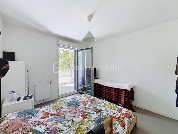 À vendre un appartement spacieux, lumineux et parfaitement agencé. Découvrez ce superbe 4 pièces de 83 m² situé au sein d'une résidence de 2016, alliant confort, fonctionnalité et qualité de vie.

Dès l'entrée, vous serez séduits par ses beaux volumes et sa distribution optimisée. Le vaste séjour baigné de lumière s'ouvre sur une élégante cuisine aménagée et entièrement équipée, offrant un espace de vie convivial, idéal pour recevoir famille et amis.
L'appartement dispose de trois belles chambres, chacune bénéficiant d'un accès direct à l'exceptionnelle terrasse de 35 m² exposée plein sud. Véritable prolongement de l'espace de vie, cette terrasse aménagée constitue un atout rare et recherché, parfaite pour les repas en extérieur, les moments de détente ou les jeux des enfants.
Côté confort, vous profiterez d'une salle d'eau, d'une salle de bains, toutes deux équipées d'une vasque, ainsi que d'un WC indépendant. Les nombreux rangements et la qualité des prestations rendent cet appartement particulièrement agréable à vivre au quotidien. Au-delà de ses prestations, cet appartement bénéficie d'un environnement particulièrement agréable, au sein d'une copropriété familiale où règnent convivialité, respect et bonne entente entre les résidents.

Une place de stationnement en sous-sol complète ce bien.

Idéalement situé à proximité immédiate des commerces, écoles et transports, cet appartement offre un cadre de vie pratique et recherché, au sein d'une copropriété récente, calme et familiale.

À noter que les charges de copropriété comprennent : 
- Le chauffage collectif
- L'eau chaude
-  L'eau froide
- L'entretien des parties communes (hall, couloirs, escaliers)
- L'électricité des parties communes
- L'ascenseur
- L'entretien des espaces verts
- Le ménage de la copropriété
- Les frais de syndic
- L'assurance de l'immeuble
- L'entretien des portails, interphones et équipements communs
- L'entretien du parking et des accès communs

Un bien rare sur le secteur, réunissant de beaux volumes, une grande terrasse et une localisation de choix. À visiter sans tarder !


SARA RODRIGUES 
BSK IMMOBILIER
06 33 82 07 35/S.RODRIGUES@BSKIMMOBILIER.COM