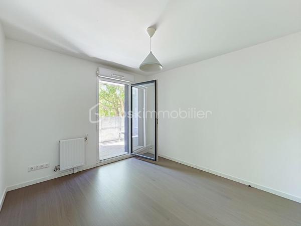 À vendre un appartement spacieux, lumineux et parfaitement agencé. Découvrez ce superbe 4 pièces de 83 m² situé au sein d'une résidence de 2016, alliant confort, fonctionnalité et qualité de vie.

Dès l'entrée, vous serez séduits par ses beaux volumes et sa distribution optimisée. Le vaste séjour baigné de lumière s'ouvre sur une élégante cuisine aménagée et entièrement équipée, offrant un espace de vie convivial, idéal pour recevoir famille et amis.
L'appartement dispose de trois belles chambres, chacune bénéficiant d'un accès direct à l'exceptionnelle terrasse de 35 m² exposée plein sud. Véritable prolongement de l'espace de vie, cette terrasse aménagée constitue un atout rare et recherché, parfaite pour les repas en extérieur, les moments de détente ou les jeux des enfants.
Côté confort, vous profiterez d'une salle d'eau, d'une salle de bains, toutes deux équipées d'une vasque, ainsi que d'un WC indépendant. Les nombreux rangements et la qualité des prestations rendent cet appartement particulièrement agréable à vivre au quotidien. Au-delà de ses prestations, cet appartement bénéficie d'un environnement particulièrement agréable, au sein d'une copropriété familiale où règnent convivialité, respect et bonne entente entre les résidents.

Une place de stationnement en sous-sol complète ce bien.

Idéalement situé à proximité immédiate des commerces, écoles et transports, cet appartement offre un cadre de vie pratique et recherché, au sein d'une copropriété récente, calme et familiale.

À noter que les charges de copropriété comprennent : 
- Le chauffage collectif
- L'eau chaude
-  L'eau froide
- L'entretien des parties communes (hall, couloirs, escaliers)
- L'électricité des parties communes
- L'ascenseur
- L'entretien des espaces verts
- Le ménage de la copropriété
- Les frais de syndic
- L'assurance de l'immeuble
- L'entretien des portails, interphones et équipements communs
- L'entretien du parking et des accès communs

Un bien rare sur le secteur, réunissant de beaux volumes, une grande terrasse et une localisation de choix. À visiter sans tarder !


SARA RODRIGUES 
BSK IMMOBILIER
06 33 82 07 35/S.RODRIGUES@BSKIMMOBILIER.COM