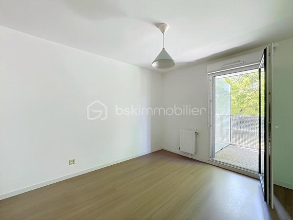 À vendre un appartement spacieux, lumineux et parfaitement agencé. Découvrez ce superbe 4 pièces de 83 m² situé au sein d'une résidence de 2016, alliant confort, fonctionnalité et qualité de vie.

Dès l'entrée, vous serez séduits par ses beaux volumes et sa distribution optimisée. Le vaste séjour baigné de lumière s'ouvre sur une élégante cuisine aménagée et entièrement équipée, offrant un espace de vie convivial, idéal pour recevoir famille et amis.
L'appartement dispose de trois belles chambres, chacune bénéficiant d'un accès direct à l'exceptionnelle terrasse de 35 m² exposée plein sud. Véritable prolongement de l'espace de vie, cette terrasse aménagée constitue un atout rare et recherché, parfaite pour les repas en extérieur, les moments de détente ou les jeux des enfants.
Côté confort, vous profiterez d'une salle d'eau, d'une salle de bains, toutes deux équipées d'une vasque, ainsi que d'un WC indépendant. Les nombreux rangements et la qualité des prestations rendent cet appartement particulièrement agréable à vivre au quotidien. Au-delà de ses prestations, cet appartement bénéficie d'un environnement particulièrement agréable, au sein d'une copropriété familiale où règnent convivialité, respect et bonne entente entre les résidents.

Une place de stationnement en sous-sol complète ce bien.

Idéalement situé à proximité immédiate des commerces, écoles et transports, cet appartement offre un cadre de vie pratique et recherché, au sein d'une copropriété récente, calme et familiale.

À noter que les charges de copropriété comprennent : 
- Le chauffage collectif
- L'eau chaude
-  L'eau froide
- L'entretien des parties communes (hall, couloirs, escaliers)
- L'électricité des parties communes
- L'ascenseur
- L'entretien des espaces verts
- Le ménage de la copropriété
- Les frais de syndic
- L'assurance de l'immeuble
- L'entretien des portails, interphones et équipements communs
- L'entretien du parking et des accès communs

Un bien rare sur le secteur, réunissant de beaux volumes, une grande terrasse et une localisation de choix. À visiter sans tarder !


SARA RODRIGUES 
BSK IMMOBILIER
06 33 82 07 35/S.RODRIGUES@BSKIMMOBILIER.COM