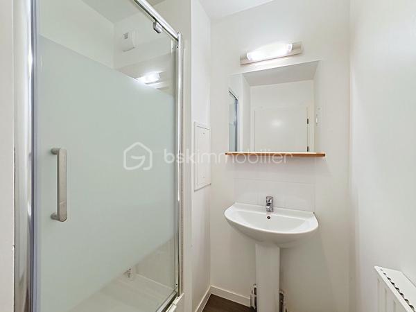 À vendre un appartement spacieux, lumineux et parfaitement agencé. Découvrez ce superbe 4 pièces de 83 m² situé au sein d'une résidence de 2016, alliant confort, fonctionnalité et qualité de vie.

Dès l'entrée, vous serez séduits par ses beaux volumes et sa distribution optimisée. Le vaste séjour baigné de lumière s'ouvre sur une élégante cuisine aménagée et entièrement équipée, offrant un espace de vie convivial, idéal pour recevoir famille et amis.
L'appartement dispose de trois belles chambres, chacune bénéficiant d'un accès direct à l'exceptionnelle terrasse de 35 m² exposée plein sud. Véritable prolongement de l'espace de vie, cette terrasse aménagée constitue un atout rare et recherché, parfaite pour les repas en extérieur, les moments de détente ou les jeux des enfants.
Côté confort, vous profiterez d'une salle d'eau, d'une salle de bains, toutes deux équipées d'une vasque, ainsi que d'un WC indépendant. Les nombreux rangements et la qualité des prestations rendent cet appartement particulièrement agréable à vivre au quotidien. Au-delà de ses prestations, cet appartement bénéficie d'un environnement particulièrement agréable, au sein d'une copropriété familiale où règnent convivialité, respect et bonne entente entre les résidents.

Une place de stationnement en sous-sol complète ce bien.

Idéalement situé à proximité immédiate des commerces, écoles et transports, cet appartement offre un cadre de vie pratique et recherché, au sein d'une copropriété récente, calme et familiale.

À noter que les charges de copropriété comprennent : 
- Le chauffage collectif
- L'eau chaude
-  L'eau froide
- L'entretien des parties communes (hall, couloirs, escaliers)
- L'électricité des parties communes
- L'ascenseur
- L'entretien des espaces verts
- Le ménage de la copropriété
- Les frais de syndic
- L'assurance de l'immeuble
- L'entretien des portails, interphones et équipements communs
- L'entretien du parking et des accès communs

Un bien rare sur le secteur, réunissant de beaux volumes, une grande terrasse et une localisation de choix. À visiter sans tarder !


SARA RODRIGUES 
BSK IMMOBILIER
06 33 82 07 35/S.RODRIGUES@BSKIMMOBILIER.COM