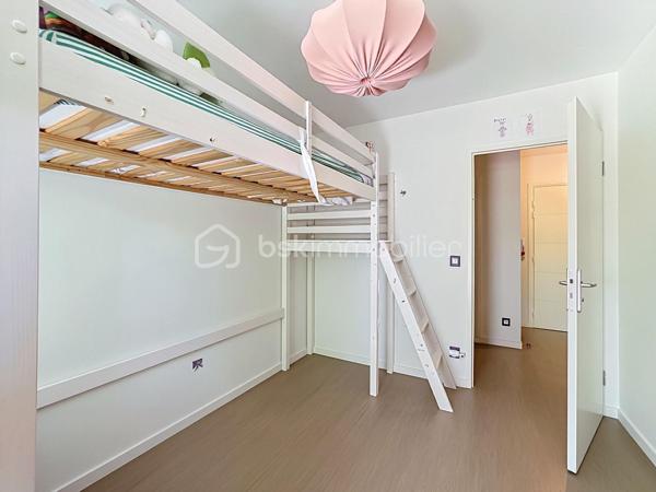 À vendre un appartement spacieux, lumineux et parfaitement agencé. Découvrez ce superbe 4 pièces de 83 m² situé au sein d'une résidence de 2016, alliant confort, fonctionnalité et qualité de vie.

Dès l'entrée, vous serez séduits par ses beaux volumes et sa distribution optimisée. Le vaste séjour baigné de lumière s'ouvre sur une élégante cuisine aménagée et entièrement équipée, offrant un espace de vie convivial, idéal pour recevoir famille et amis.
L'appartement dispose de trois belles chambres, chacune bénéficiant d'un accès direct à l'exceptionnelle terrasse de 35 m² exposée plein sud. Véritable prolongement de l'espace de vie, cette terrasse aménagée constitue un atout rare et recherché, parfaite pour les repas en extérieur, les moments de détente ou les jeux des enfants.
Côté confort, vous profiterez d'une salle d'eau, d'une salle de bains, toutes deux équipées d'une vasque, ainsi que d'un WC indépendant. Les nombreux rangements et la qualité des prestations rendent cet appartement particulièrement agréable à vivre au quotidien. Au-delà de ses prestations, cet appartement bénéficie d'un environnement particulièrement agréable, au sein d'une copropriété familiale où règnent convivialité, respect et bonne entente entre les résidents.

Une place de stationnement en sous-sol complète ce bien.

Idéalement situé à proximité immédiate des commerces, écoles et transports, cet appartement offre un cadre de vie pratique et recherché, au sein d'une copropriété récente, calme et familiale.

À noter que les charges de copropriété comprennent : 
- Le chauffage collectif
- L'eau chaude
-  L'eau froide
- L'entretien des parties communes (hall, couloirs, escaliers)
- L'électricité des parties communes
- L'ascenseur
- L'entretien des espaces verts
- Le ménage de la copropriété
- Les frais de syndic
- L'assurance de l'immeuble
- L'entretien des portails, interphones et équipements communs
- L'entretien du parking et des accès communs

Un bien rare sur le secteur, réunissant de beaux volumes, une grande terrasse et une localisation de choix. À visiter sans tarder !


SARA RODRIGUES 
BSK IMMOBILIER
06 33 82 07 35/S.RODRIGUES@BSKIMMOBILIER.COM