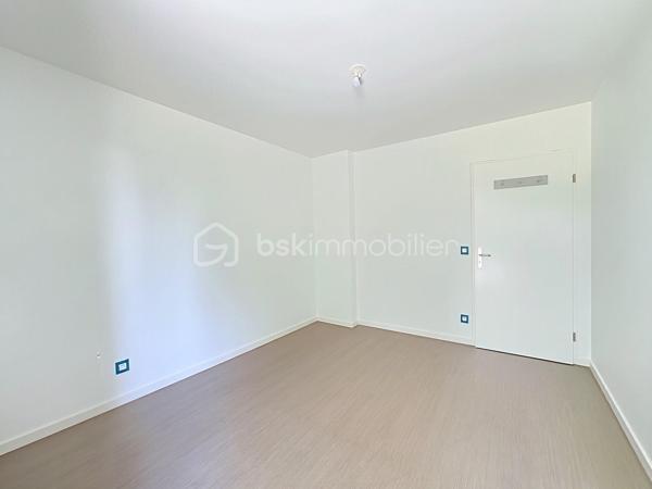 À vendre un appartement spacieux, lumineux et parfaitement agencé. Découvrez ce superbe 4 pièces de 83 m² situé au sein d'une résidence de 2016, alliant confort, fonctionnalité et qualité de vie.

Dès l'entrée, vous serez séduits par ses beaux volumes et sa distribution optimisée. Le vaste séjour baigné de lumière s'ouvre sur une élégante cuisine aménagée et entièrement équipée, offrant un espace de vie convivial, idéal pour recevoir famille et amis.
L'appartement dispose de trois belles chambres, chacune bénéficiant d'un accès direct à l'exceptionnelle terrasse de 35 m² exposée plein sud. Véritable prolongement de l'espace de vie, cette terrasse aménagée constitue un atout rare et recherché, parfaite pour les repas en extérieur, les moments de détente ou les jeux des enfants.
Côté confort, vous profiterez d'une salle d'eau, d'une salle de bains, toutes deux équipées d'une vasque, ainsi que d'un WC indépendant. Les nombreux rangements et la qualité des prestations rendent cet appartement particulièrement agréable à vivre au quotidien. Au-delà de ses prestations, cet appartement bénéficie d'un environnement particulièrement agréable, au sein d'une copropriété familiale où règnent convivialité, respect et bonne entente entre les résidents.

Une place de stationnement en sous-sol complète ce bien.

Idéalement situé à proximité immédiate des commerces, écoles et transports, cet appartement offre un cadre de vie pratique et recherché, au sein d'une copropriété récente, calme et familiale.

À noter que les charges de copropriété comprennent : 
- Le chauffage collectif
- L'eau chaude
-  L'eau froide
- L'entretien des parties communes (hall, couloirs, escaliers)
- L'électricité des parties communes
- L'ascenseur
- L'entretien des espaces verts
- Le ménage de la copropriété
- Les frais de syndic
- L'assurance de l'immeuble
- L'entretien des portails, interphones et équipements communs
- L'entretien du parking et des accès communs

Un bien rare sur le secteur, réunissant de beaux volumes, une grande terrasse et une localisation de choix. À visiter sans tarder !


SARA RODRIGUES 
BSK IMMOBILIER
06 33 82 07 35/S.RODRIGUES@BSKIMMOBILIER.COM