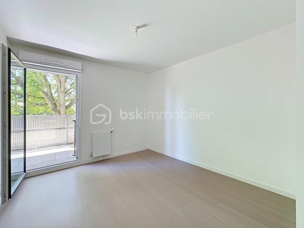 À vendre un appartement spacieux, lumineux et parfaitement agencé. Découvrez ce superbe 4 pièces de 83 m² situé au sein d'une résidence de 2016, alliant confort, fonctionnalité et qualité de vie.

Dès l'entrée, vous serez séduits par ses beaux volumes et sa distribution optimisée. Le vaste séjour baigné de lumière s'ouvre sur une élégante cuisine aménagée et entièrement équipée, offrant un espace de vie convivial, idéal pour recevoir famille et amis.
L'appartement dispose de trois belles chambres, chacune bénéficiant d'un accès direct à l'exceptionnelle terrasse de 35 m² exposée plein sud. Véritable prolongement de l'espace de vie, cette terrasse aménagée constitue un atout rare et recherché, parfaite pour les repas en extérieur, les moments de détente ou les jeux des enfants.
Côté confort, vous profiterez d'une salle d'eau, d'une salle de bains, toutes deux équipées d'une vasque, ainsi que d'un WC indépendant. Les nombreux rangements et la qualité des prestations rendent cet appartement particulièrement agréable à vivre au quotidien. Au-delà de ses prestations, cet appartement bénéficie d'un environnement particulièrement agréable, au sein d'une copropriété familiale où règnent convivialité, respect et bonne entente entre les résidents.

Une place de stationnement en sous-sol complète ce bien.

Idéalement situé à proximité immédiate des commerces, écoles et transports, cet appartement offre un cadre de vie pratique et recherché, au sein d'une copropriété récente, calme et familiale.

À noter que les charges de copropriété comprennent : 
- Le chauffage collectif
- L'eau chaude
-  L'eau froide
- L'entretien des parties communes (hall, couloirs, escaliers)
- L'électricité des parties communes
- L'ascenseur
- L'entretien des espaces verts
- Le ménage de la copropriété
- Les frais de syndic
- L'assurance de l'immeuble
- L'entretien des portails, interphones et équipements communs
- L'entretien du parking et des accès communs

Un bien rare sur le secteur, réunissant de beaux volumes, une grande terrasse et une localisation de choix. À visiter sans tarder !


SARA RODRIGUES 
BSK IMMOBILIER
06 33 82 07 35/S.RODRIGUES@BSKIMMOBILIER.COM