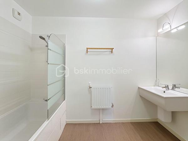 À vendre un appartement spacieux, lumineux et parfaitement agencé. Découvrez ce superbe 4 pièces de 83 m² situé au sein d'une résidence de 2016, alliant confort, fonctionnalité et qualité de vie.

Dès l'entrée, vous serez séduits par ses beaux volumes et sa distribution optimisée. Le vaste séjour baigné de lumière s'ouvre sur une élégante cuisine aménagée et entièrement équipée, offrant un espace de vie convivial, idéal pour recevoir famille et amis.
L'appartement dispose de trois belles chambres, chacune bénéficiant d'un accès direct à l'exceptionnelle terrasse de 35 m² exposée plein sud. Véritable prolongement de l'espace de vie, cette terrasse aménagée constitue un atout rare et recherché, parfaite pour les repas en extérieur, les moments de détente ou les jeux des enfants.
Côté confort, vous profiterez d'une salle d'eau, d'une salle de bains, toutes deux équipées d'une vasque, ainsi que d'un WC indépendant. Les nombreux rangements et la qualité des prestations rendent cet appartement particulièrement agréable à vivre au quotidien. Au-delà de ses prestations, cet appartement bénéficie d'un environnement particulièrement agréable, au sein d'une copropriété familiale où règnent convivialité, respect et bonne entente entre les résidents.

Une place de stationnement en sous-sol complète ce bien.

Idéalement situé à proximité immédiate des commerces, écoles et transports, cet appartement offre un cadre de vie pratique et recherché, au sein d'une copropriété récente, calme et familiale.

À noter que les charges de copropriété comprennent : 
- Le chauffage collectif
- L'eau chaude
-  L'eau froide
- L'entretien des parties communes (hall, couloirs, escaliers)
- L'électricité des parties communes
- L'ascenseur
- L'entretien des espaces verts
- Le ménage de la copropriété
- Les frais de syndic
- L'assurance de l'immeuble
- L'entretien des portails, interphones et équipements communs
- L'entretien du parking et des accès communs

Un bien rare sur le secteur, réunissant de beaux volumes, une grande terrasse et une localisation de choix. À visiter sans tarder !


SARA RODRIGUES 
BSK IMMOBILIER
06 33 82 07 35/S.RODRIGUES@BSKIMMOBILIER.COM