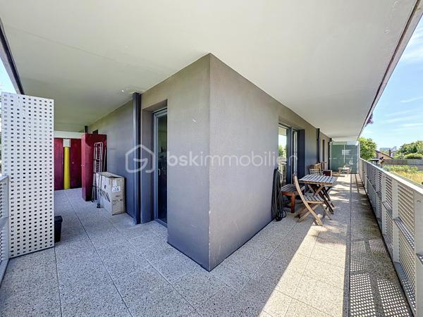 À vendre un appartement spacieux, lumineux et parfaitement agencé. Découvrez ce superbe 4 pièces de 83 m² situé au sein d'une résidence de 2016, alliant confort, fonctionnalité et qualité de vie.

Dès l'entrée, vous serez séduits par ses beaux volumes et sa distribution optimisée. Le vaste séjour baigné de lumière s'ouvre sur une élégante cuisine aménagée et entièrement équipée, offrant un espace de vie convivial, idéal pour recevoir famille et amis.
L'appartement dispose de trois belles chambres, chacune bénéficiant d'un accès direct à l'exceptionnelle terrasse de 35 m² exposée plein sud. Véritable prolongement de l'espace de vie, cette terrasse aménagée constitue un atout rare et recherché, parfaite pour les repas en extérieur, les moments de détente ou les jeux des enfants.
Côté confort, vous profiterez d'une salle d'eau, d'une salle de bains, toutes deux équipées d'une vasque, ainsi que d'un WC indépendant. Les nombreux rangements et la qualité des prestations rendent cet appartement particulièrement agréable à vivre au quotidien. Au-delà de ses prestations, cet appartement bénéficie d'un environnement particulièrement agréable, au sein d'une copropriété familiale où règnent convivialité, respect et bonne entente entre les résidents.

Une place de stationnement en sous-sol complète ce bien.

Idéalement situé à proximité immédiate des commerces, écoles et transports, cet appartement offre un cadre de vie pratique et recherché, au sein d'une copropriété récente, calme et familiale.

À noter que les charges de copropriété comprennent : 
- Le chauffage collectif
- L'eau chaude
-  L'eau froide
- L'entretien des parties communes (hall, couloirs, escaliers)
- L'électricité des parties communes
- L'ascenseur
- L'entretien des espaces verts
- Le ménage de la copropriété
- Les frais de syndic
- L'assurance de l'immeuble
- L'entretien des portails, interphones et équipements communs
- L'entretien du parking et des accès communs

Un bien rare sur le secteur, réunissant de beaux volumes, une grande terrasse et une localisation de choix. À visiter sans tarder !


SARA RODRIGUES 
BSK IMMOBILIER
06 33 82 07 35/S.RODRIGUES@BSKIMMOBILIER.COM