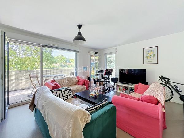 À vendre un appartement spacieux, lumineux et parfaitement agencé. Découvrez ce superbe 4 pièces de 83 m² situé au sein d'une résidence de 2016, alliant confort, fonctionnalité et qualité de vie.

Dès l'entrée, vous serez séduits par ses beaux volumes et sa distribution optimisée. Le vaste séjour baigné de lumière s'ouvre sur une élégante cuisine aménagée et entièrement équipée, offrant un espace de vie convivial, idéal pour recevoir famille et amis.
L'appartement dispose de trois belles chambres, chacune bénéficiant d'un accès direct à l'exceptionnelle terrasse de 35 m² exposée plein sud. Véritable prolongement de l'espace de vie, cette terrasse aménagée constitue un atout rare et recherché, parfaite pour les repas en extérieur, les moments de détente ou les jeux des enfants.
Côté confort, vous profiterez d'une salle d'eau, d'une salle de bains, toutes deux équipées d'une vasque, ainsi que d'un WC indépendant. Les nombreux rangements et la qualité des prestations rendent cet appartement particulièrement agréable à vivre au quotidien. Au-delà de ses prestations, cet appartement bénéficie d'un environnement particulièrement agréable, au sein d'une copropriété familiale où règnent convivialité, respect et bonne entente entre les résidents.

Une place de stationnement en sous-sol complète ce bien.

Idéalement situé à proximité immédiate des commerces, écoles et transports, cet appartement offre un cadre de vie pratique et recherché, au sein d'une copropriété récente, calme et familiale.

À noter que les charges de copropriété comprennent : 
- Le chauffage collectif
- L'eau chaude
-  L'eau froide
- L'entretien des parties communes (hall, couloirs, escaliers)
- L'électricité des parties communes
- L'ascenseur
- L'entretien des espaces verts
- Le ménage de la copropriété
- Les frais de syndic
- L'assurance de l'immeuble
- L'entretien des portails, interphones et équipements communs
- L'entretien du parking et des accès communs

Un bien rare sur le secteur, réunissant de beaux volumes, une grande terrasse et une localisation de choix. À visiter sans tarder !


SARA RODRIGUES 
BSK IMMOBILIER
06 33 82 07 35/S.RODRIGUES@BSKIMMOBILIER.COM