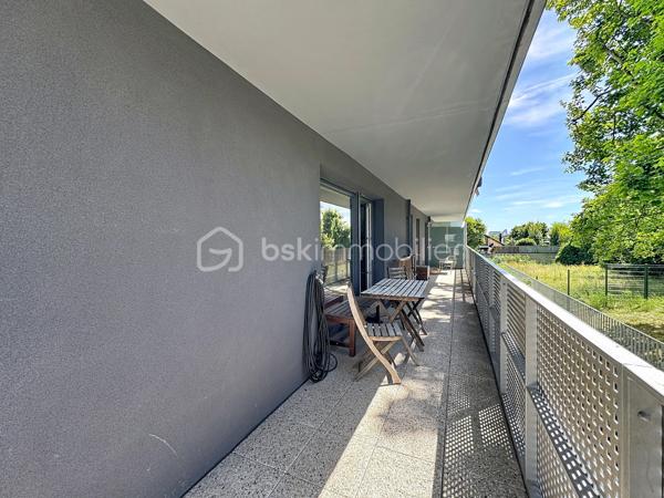 À vendre un appartement spacieux, lumineux et parfaitement agencé. Découvrez ce superbe 4 pièces de 83 m² situé au sein d'une résidence de 2016, alliant confort, fonctionnalité et qualité de vie.

Dès l'entrée, vous serez séduits par ses beaux volumes et sa distribution optimisée. Le vaste séjour baigné de lumière s'ouvre sur une élégante cuisine aménagée et entièrement équipée, offrant un espace de vie convivial, idéal pour recevoir famille et amis.
L'appartement dispose de trois belles chambres, chacune bénéficiant d'un accès direct à l'exceptionnelle terrasse de 35 m² exposée plein sud. Véritable prolongement de l'espace de vie, cette terrasse aménagée constitue un atout rare et recherché, parfaite pour les repas en extérieur, les moments de détente ou les jeux des enfants.
Côté confort, vous profiterez d'une salle d'eau, d'une salle de bains, toutes deux équipées d'une vasque, ainsi que d'un WC indépendant. Les nombreux rangements et la qualité des prestations rendent cet appartement particulièrement agréable à vivre au quotidien. Au-delà de ses prestations, cet appartement bénéficie d'un environnement particulièrement agréable, au sein d'une copropriété familiale où règnent convivialité, respect et bonne entente entre les résidents.

Une place de stationnement en sous-sol complète ce bien.

Idéalement situé à proximité immédiate des commerces, écoles et transports, cet appartement offre un cadre de vie pratique et recherché, au sein d'une copropriété récente, calme et familiale.

À noter que les charges de copropriété comprennent : 
- Le chauffage collectif
- L'eau chaude
-  L'eau froide
- L'entretien des parties communes (hall, couloirs, escaliers)
- L'électricité des parties communes
- L'ascenseur
- L'entretien des espaces verts
- Le ménage de la copropriété
- Les frais de syndic
- L'assurance de l'immeuble
- L'entretien des portails, interphones et équipements communs
- L'entretien du parking et des accès communs

Un bien rare sur le secteur, réunissant de beaux volumes, une grande terrasse et une localisation de choix. À visiter sans tarder !


SARA RODRIGUES 
BSK IMMOBILIER
06 33 82 07 35/S.RODRIGUES@BSKIMMOBILIER.COM