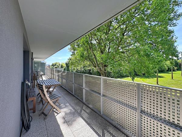 À vendre un appartement spacieux, lumineux et parfaitement agencé. Découvrez ce superbe 4 pièces de 83 m² situé au sein d'une résidence de 2016, alliant confort, fonctionnalité et qualité de vie.

Dès l'entrée, vous serez séduits par ses beaux volumes et sa distribution optimisée. Le vaste séjour baigné de lumière s'ouvre sur une élégante cuisine aménagée et entièrement équipée, offrant un espace de vie convivial, idéal pour recevoir famille et amis.
L'appartement dispose de trois belles chambres, chacune bénéficiant d'un accès direct à l'exceptionnelle terrasse de 35 m² exposée plein sud. Véritable prolongement de l'espace de vie, cette terrasse aménagée constitue un atout rare et recherché, parfaite pour les repas en extérieur, les moments de détente ou les jeux des enfants.
Côté confort, vous profiterez d'une salle d'eau, d'une salle de bains, toutes deux équipées d'une vasque, ainsi que d'un WC indépendant. Les nombreux rangements et la qualité des prestations rendent cet appartement particulièrement agréable à vivre au quotidien. Au-delà de ses prestations, cet appartement bénéficie d'un environnement particulièrement agréable, au sein d'une copropriété familiale où règnent convivialité, respect et bonne entente entre les résidents.

Une place de stationnement en sous-sol complète ce bien.

Idéalement situé à proximité immédiate des commerces, écoles et transports, cet appartement offre un cadre de vie pratique et recherché, au sein d'une copropriété récente, calme et familiale.

À noter que les charges de copropriété comprennent : 
- Le chauffage collectif
- L'eau chaude
-  L'eau froide
- L'entretien des parties communes (hall, couloirs, escaliers)
- L'électricité des parties communes
- L'ascenseur
- L'entretien des espaces verts
- Le ménage de la copropriété
- Les frais de syndic
- L'assurance de l'immeuble
- L'entretien des portails, interphones et équipements communs
- L'entretien du parking et des accès communs

Un bien rare sur le secteur, réunissant de beaux volumes, une grande terrasse et une localisation de choix. À visiter sans tarder !


SARA RODRIGUES 
BSK IMMOBILIER
06 33 82 07 35/S.RODRIGUES@BSKIMMOBILIER.COM