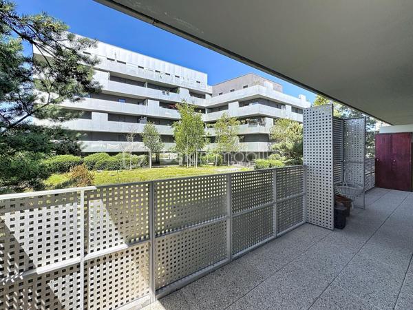 À vendre un appartement spacieux, lumineux et parfaitement agencé. Découvrez ce superbe 4 pièces de 83 m² situé au sein d'une résidence de 2016, alliant confort, fonctionnalité et qualité de vie.

Dès l'entrée, vous serez séduits par ses beaux volumes et sa distribution optimisée. Le vaste séjour baigné de lumière s'ouvre sur une élégante cuisine aménagée et entièrement équipée, offrant un espace de vie convivial, idéal pour recevoir famille et amis.
L'appartement dispose de trois belles chambres, chacune bénéficiant d'un accès direct à l'exceptionnelle terrasse de 35 m² exposée plein sud. Véritable prolongement de l'espace de vie, cette terrasse aménagée constitue un atout rare et recherché, parfaite pour les repas en extérieur, les moments de détente ou les jeux des enfants.
Côté confort, vous profiterez d'une salle d'eau, d'une salle de bains, toutes deux équipées d'une vasque, ainsi que d'un WC indépendant. Les nombreux rangements et la qualité des prestations rendent cet appartement particulièrement agréable à vivre au quotidien. Au-delà de ses prestations, cet appartement bénéficie d'un environnement particulièrement agréable, au sein d'une copropriété familiale où règnent convivialité, respect et bonne entente entre les résidents.

Une place de stationnement en sous-sol complète ce bien.

Idéalement situé à proximité immédiate des commerces, écoles et transports, cet appartement offre un cadre de vie pratique et recherché, au sein d'une copropriété récente, calme et familiale.

À noter que les charges de copropriété comprennent : 
- Le chauffage collectif
- L'eau chaude
-  L'eau froide
- L'entretien des parties communes (hall, couloirs, escaliers)
- L'électricité des parties communes
- L'ascenseur
- L'entretien des espaces verts
- Le ménage de la copropriété
- Les frais de syndic
- L'assurance de l'immeuble
- L'entretien des portails, interphones et équipements communs
- L'entretien du parking et des accès communs

Un bien rare sur le secteur, réunissant de beaux volumes, une grande terrasse et une localisation de choix. À visiter sans tarder !


SARA RODRIGUES 
BSK IMMOBILIER
06 33 82 07 35/S.RODRIGUES@BSKIMMOBILIER.COM