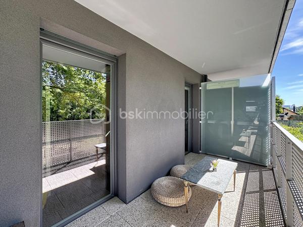 À vendre un appartement spacieux, lumineux et parfaitement agencé. Découvrez ce superbe 4 pièces de 83 m² situé au sein d'une résidence de 2016, alliant confort, fonctionnalité et qualité de vie.

Dès l'entrée, vous serez séduits par ses beaux volumes et sa distribution optimisée. Le vaste séjour baigné de lumière s'ouvre sur une élégante cuisine aménagée et entièrement équipée, offrant un espace de vie convivial, idéal pour recevoir famille et amis.
L'appartement dispose de trois belles chambres, chacune bénéficiant d'un accès direct à l'exceptionnelle terrasse de 35 m² exposée plein sud. Véritable prolongement de l'espace de vie, cette terrasse aménagée constitue un atout rare et recherché, parfaite pour les repas en extérieur, les moments de détente ou les jeux des enfants.
Côté confort, vous profiterez d'une salle d'eau, d'une salle de bains, toutes deux équipées d'une vasque, ainsi que d'un WC indépendant. Les nombreux rangements et la qualité des prestations rendent cet appartement particulièrement agréable à vivre au quotidien. Au-delà de ses prestations, cet appartement bénéficie d'un environnement particulièrement agréable, au sein d'une copropriété familiale où règnent convivialité, respect et bonne entente entre les résidents.

Une place de stationnement en sous-sol complète ce bien.

Idéalement situé à proximité immédiate des commerces, écoles et transports, cet appartement offre un cadre de vie pratique et recherché, au sein d'une copropriété récente, calme et familiale.

À noter que les charges de copropriété comprennent : 
- Le chauffage collectif
- L'eau chaude
-  L'eau froide
- L'entretien des parties communes (hall, couloirs, escaliers)
- L'électricité des parties communes
- L'ascenseur
- L'entretien des espaces verts
- Le ménage de la copropriété
- Les frais de syndic
- L'assurance de l'immeuble
- L'entretien des portails, interphones et équipements communs
- L'entretien du parking et des accès communs

Un bien rare sur le secteur, réunissant de beaux volumes, une grande terrasse et une localisation de choix. À visiter sans tarder !


SARA RODRIGUES 
BSK IMMOBILIER
06 33 82 07 35/S.RODRIGUES@BSKIMMOBILIER.COM