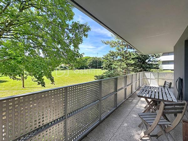 À vendre un appartement spacieux, lumineux et parfaitement agencé. Découvrez ce superbe 4 pièces de 83 m² situé au sein d'une résidence de 2016, alliant confort, fonctionnalité et qualité de vie.

Dès l'entrée, vous serez séduits par ses beaux volumes et sa distribution optimisée. Le vaste séjour baigné de lumière s'ouvre sur une élégante cuisine aménagée et entièrement équipée, offrant un espace de vie convivial, idéal pour recevoir famille et amis.
L'appartement dispose de trois belles chambres, chacune bénéficiant d'un accès direct à l'exceptionnelle terrasse de 35 m² exposée plein sud. Véritable prolongement de l'espace de vie, cette terrasse aménagée constitue un atout rare et recherché, parfaite pour les repas en extérieur, les moments de détente ou les jeux des enfants.
Côté confort, vous profiterez d'une salle d'eau, d'une salle de bains, toutes deux équipées d'une vasque, ainsi que d'un WC indépendant. Les nombreux rangements et la qualité des prestations rendent cet appartement particulièrement agréable à vivre au quotidien. Au-delà de ses prestations, cet appartement bénéficie d'un environnement particulièrement agréable, au sein d'une copropriété familiale où règnent convivialité, respect et bonne entente entre les résidents.

Une place de stationnement en sous-sol complète ce bien.

Idéalement situé à proximité immédiate des commerces, écoles et transports, cet appartement offre un cadre de vie pratique et recherché, au sein d'une copropriété récente, calme et familiale.

À noter que les charges de copropriété comprennent : 
- Le chauffage collectif
- L'eau chaude
-  L'eau froide
- L'entretien des parties communes (hall, couloirs, escaliers)
- L'électricité des parties communes
- L'ascenseur
- L'entretien des espaces verts
- Le ménage de la copropriété
- Les frais de syndic
- L'assurance de l'immeuble
- L'entretien des portails, interphones et équipements communs
- L'entretien du parking et des accès communs

Un bien rare sur le secteur, réunissant de beaux volumes, une grande terrasse et une localisation de choix. À visiter sans tarder !


SARA RODRIGUES 
BSK IMMOBILIER
06 33 82 07 35/S.RODRIGUES@BSKIMMOBILIER.COM