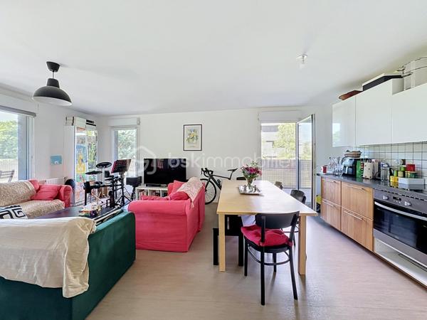 À vendre un appartement spacieux, lumineux et parfaitement agencé. Découvrez ce superbe 4 pièces de 83 m² situé au sein d'une résidence de 2016, alliant confort, fonctionnalité et qualité de vie.

Dès l'entrée, vous serez séduits par ses beaux volumes et sa distribution optimisée. Le vaste séjour baigné de lumière s'ouvre sur une élégante cuisine aménagée et entièrement équipée, offrant un espace de vie convivial, idéal pour recevoir famille et amis.
L'appartement dispose de trois belles chambres, chacune bénéficiant d'un accès direct à l'exceptionnelle terrasse de 35 m² exposée plein sud. Véritable prolongement de l'espace de vie, cette terrasse aménagée constitue un atout rare et recherché, parfaite pour les repas en extérieur, les moments de détente ou les jeux des enfants.
Côté confort, vous profiterez d'une salle d'eau, d'une salle de bains, toutes deux équipées d'une vasque, ainsi que d'un WC indépendant. Les nombreux rangements et la qualité des prestations rendent cet appartement particulièrement agréable à vivre au quotidien. Au-delà de ses prestations, cet appartement bénéficie d'un environnement particulièrement agréable, au sein d'une copropriété familiale où règnent convivialité, respect et bonne entente entre les résidents.

Une place de stationnement en sous-sol complète ce bien.

Idéalement situé à proximité immédiate des commerces, écoles et transports, cet appartement offre un cadre de vie pratique et recherché, au sein d'une copropriété récente, calme et familiale.

À noter que les charges de copropriété comprennent : 
- Le chauffage collectif
- L'eau chaude
-  L'eau froide
- L'entretien des parties communes (hall, couloirs, escaliers)
- L'électricité des parties communes
- L'ascenseur
- L'entretien des espaces verts
- Le ménage de la copropriété
- Les frais de syndic
- L'assurance de l'immeuble
- L'entretien des portails, interphones et équipements communs
- L'entretien du parking et des accès communs

Un bien rare sur le secteur, réunissant de beaux volumes, une grande terrasse et une localisation de choix. À visiter sans tarder !


SARA RODRIGUES 
BSK IMMOBILIER
06 33 82 07 35/S.RODRIGUES@BSKIMMOBILIER.COM