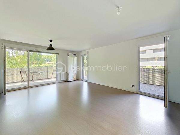 À vendre un appartement spacieux, lumineux et parfaitement agencé. Découvrez ce superbe 4 pièces de 83 m² situé au sein d'une résidence de 2016, alliant confort, fonctionnalité et qualité de vie.

Dès l'entrée, vous serez séduits par ses beaux volumes et sa distribution optimisée. Le vaste séjour baigné de lumière s'ouvre sur une élégante cuisine aménagée et entièrement équipée, offrant un espace de vie convivial, idéal pour recevoir famille et amis.
L'appartement dispose de trois belles chambres, chacune bénéficiant d'un accès direct à l'exceptionnelle terrasse de 35 m² exposée plein sud. Véritable prolongement de l'espace de vie, cette terrasse aménagée constitue un atout rare et recherché, parfaite pour les repas en extérieur, les moments de détente ou les jeux des enfants.
Côté confort, vous profiterez d'une salle d'eau, d'une salle de bains, toutes deux équipées d'une vasque, ainsi que d'un WC indépendant. Les nombreux rangements et la qualité des prestations rendent cet appartement particulièrement agréable à vivre au quotidien. Au-delà de ses prestations, cet appartement bénéficie d'un environnement particulièrement agréable, au sein d'une copropriété familiale où règnent convivialité, respect et bonne entente entre les résidents.

Une place de stationnement en sous-sol complète ce bien.

Idéalement situé à proximité immédiate des commerces, écoles et transports, cet appartement offre un cadre de vie pratique et recherché, au sein d'une copropriété récente, calme et familiale.

À noter que les charges de copropriété comprennent : 
- Le chauffage collectif
- L'eau chaude
-  L'eau froide
- L'entretien des parties communes (hall, couloirs, escaliers)
- L'électricité des parties communes
- L'ascenseur
- L'entretien des espaces verts
- Le ménage de la copropriété
- Les frais de syndic
- L'assurance de l'immeuble
- L'entretien des portails, interphones et équipements communs
- L'entretien du parking et des accès communs

Un bien rare sur le secteur, réunissant de beaux volumes, une grande terrasse et une localisation de choix. À visiter sans tarder !


SARA RODRIGUES 
BSK IMMOBILIER
06 33 82 07 35/S.RODRIGUES@BSKIMMOBILIER.COM