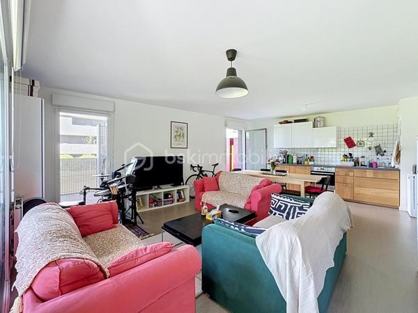 À vendre un appartement spacieux, lumineux et parfaitement agencé. Découvrez ce superbe 4 pièces de 83 m² situé au sein d'une résidence de 2016, alliant confort, fonctionnalité et qualité de vie.

Dès l'entrée, vous serez séduits par ses beaux volumes et sa distribution optimisée. Le vaste séjour baigné de lumière s'ouvre sur une élégante cuisine aménagée et entièrement équipée, offrant un espace de vie convivial, idéal pour recevoir famille et amis.
L'appartement dispose de trois belles chambres, chacune bénéficiant d'un accès direct à l'exceptionnelle terrasse de 35 m² exposée plein sud. Véritable prolongement de l'espace de vie, cette terrasse aménagée constitue un atout rare et recherché, parfaite pour les repas en extérieur, les moments de détente ou les jeux des enfants.
Côté confort, vous profiterez d'une salle d'eau, d'une salle de bains, toutes deux équipées d'une vasque, ainsi que d'un WC indépendant. Les nombreux rangements et la qualité des prestations rendent cet appartement particulièrement agréable à vivre au quotidien. Au-delà de ses prestations, cet appartement bénéficie d'un environnement particulièrement agréable, au sein d'une copropriété familiale où règnent convivialité, respect et bonne entente entre les résidents.

Une place de stationnement en sous-sol complète ce bien.

Idéalement situé à proximité immédiate des commerces, écoles et transports, cet appartement offre un cadre de vie pratique et recherché, au sein d'une copropriété récente, calme et familiale.

À noter que les charges de copropriété comprennent : 
- Le chauffage collectif
- L'eau chaude
-  L'eau froide
- L'entretien des parties communes (hall, couloirs, escaliers)
- L'électricité des parties communes
- L'ascenseur
- L'entretien des espaces verts
- Le ménage de la copropriété
- Les frais de syndic
- L'assurance de l'immeuble
- L'entretien des portails, interphones et équipements communs
- L'entretien du parking et des accès communs

Un bien rare sur le secteur, réunissant de beaux volumes, une grande terrasse et une localisation de choix. À visiter sans tarder !


SARA RODRIGUES 
BSK IMMOBILIER
06 33 82 07 35/S.RODRIGUES@BSKIMMOBILIER.COM
