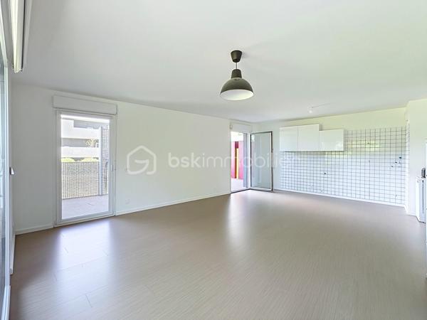 À vendre un appartement spacieux, lumineux et parfaitement agencé. Découvrez ce superbe 4 pièces de 83 m² situé au sein d'une résidence de 2016, alliant confort, fonctionnalité et qualité de vie.

Dès l'entrée, vous serez séduits par ses beaux volumes et sa distribution optimisée. Le vaste séjour baigné de lumière s'ouvre sur une élégante cuisine aménagée et entièrement équipée, offrant un espace de vie convivial, idéal pour recevoir famille et amis.
L'appartement dispose de trois belles chambres, chacune bénéficiant d'un accès direct à l'exceptionnelle terrasse de 35 m² exposée plein sud. Véritable prolongement de l'espace de vie, cette terrasse aménagée constitue un atout rare et recherché, parfaite pour les repas en extérieur, les moments de détente ou les jeux des enfants.
Côté confort, vous profiterez d'une salle d'eau, d'une salle de bains, toutes deux équipées d'une vasque, ainsi que d'un WC indépendant. Les nombreux rangements et la qualité des prestations rendent cet appartement particulièrement agréable à vivre au quotidien. Au-delà de ses prestations, cet appartement bénéficie d'un environnement particulièrement agréable, au sein d'une copropriété familiale où règnent convivialité, respect et bonne entente entre les résidents.

Une place de stationnement en sous-sol complète ce bien.

Idéalement situé à proximité immédiate des commerces, écoles et transports, cet appartement offre un cadre de vie pratique et recherché, au sein d'une copropriété récente, calme et familiale.

À noter que les charges de copropriété comprennent : 
- Le chauffage collectif
- L'eau chaude
-  L'eau froide
- L'entretien des parties communes (hall, couloirs, escaliers)
- L'électricité des parties communes
- L'ascenseur
- L'entretien des espaces verts
- Le ménage de la copropriété
- Les frais de syndic
- L'assurance de l'immeuble
- L'entretien des portails, interphones et équipements communs
- L'entretien du parking et des accès communs

Un bien rare sur le secteur, réunissant de beaux volumes, une grande terrasse et une localisation de choix. À visiter sans tarder !


SARA RODRIGUES 
BSK IMMOBILIER
06 33 82 07 35/S.RODRIGUES@BSKIMMOBILIER.COM