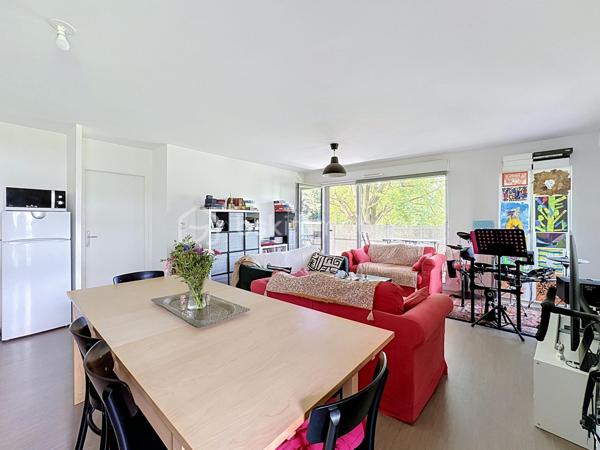 À vendre un appartement spacieux, lumineux et parfaitement agencé. Découvrez ce superbe 4 pièces de 83 m² situé au sein d'une résidence de 2016, alliant confort, fonctionnalité et qualité de vie.

Dès l'entrée, vous serez séduits par ses beaux volumes et sa distribution optimisée. Le vaste séjour baigné de lumière s'ouvre sur une élégante cuisine aménagée et entièrement équipée, offrant un espace de vie convivial, idéal pour recevoir famille et amis.
L'appartement dispose de trois belles chambres, chacune bénéficiant d'un accès direct à l'exceptionnelle terrasse de 35 m² exposée plein sud. Véritable prolongement de l'espace de vie, cette terrasse aménagée constitue un atout rare et recherché, parfaite pour les repas en extérieur, les moments de détente ou les jeux des enfants.
Côté confort, vous profiterez d'une salle d'eau, d'une salle de bains, toutes deux équipées d'une vasque, ainsi que d'un WC indépendant. Les nombreux rangements et la qualité des prestations rendent cet appartement particulièrement agréable à vivre au quotidien. Au-delà de ses prestations, cet appartement bénéficie d'un environnement particulièrement agréable, au sein d'une copropriété familiale où règnent convivialité, respect et bonne entente entre les résidents.

Une place de stationnement en sous-sol complète ce bien.

Idéalement situé à proximité immédiate des commerces, écoles et transports, cet appartement offre un cadre de vie pratique et recherché, au sein d'une copropriété récente, calme et familiale.

À noter que les charges de copropriété comprennent : 
- Le chauffage collectif
- L'eau chaude
-  L'eau froide
- L'entretien des parties communes (hall, couloirs, escaliers)
- L'électricité des parties communes
- L'ascenseur
- L'entretien des espaces verts
- Le ménage de la copropriété
- Les frais de syndic
- L'assurance de l'immeuble
- L'entretien des portails, interphones et équipements communs
- L'entretien du parking et des accès communs

Un bien rare sur le secteur, réunissant de beaux volumes, une grande terrasse et une localisation de choix. À visiter sans tarder !


SARA RODRIGUES 
BSK IMMOBILIER
06 33 82 07 35/S.RODRIGUES@BSKIMMOBILIER.COM