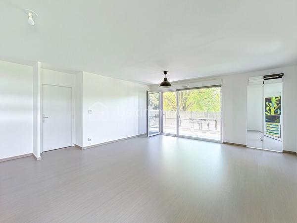 À vendre un appartement spacieux, lumineux et parfaitement agencé. Découvrez ce superbe 4 pièces de 83 m² situé au sein d'une résidence de 2016, alliant confort, fonctionnalité et qualité de vie.

Dès l'entrée, vous serez séduits par ses beaux volumes et sa distribution optimisée. Le vaste séjour baigné de lumière s'ouvre sur une élégante cuisine aménagée et entièrement équipée, offrant un espace de vie convivial, idéal pour recevoir famille et amis.
L'appartement dispose de trois belles chambres, chacune bénéficiant d'un accès direct à l'exceptionnelle terrasse de 35 m² exposée plein sud. Véritable prolongement de l'espace de vie, cette terrasse aménagée constitue un atout rare et recherché, parfaite pour les repas en extérieur, les moments de détente ou les jeux des enfants.
Côté confort, vous profiterez d'une salle d'eau, d'une salle de bains, toutes deux équipées d'une vasque, ainsi que d'un WC indépendant. Les nombreux rangements et la qualité des prestations rendent cet appartement particulièrement agréable à vivre au quotidien. Au-delà de ses prestations, cet appartement bénéficie d'un environnement particulièrement agréable, au sein d'une copropriété familiale où règnent convivialité, respect et bonne entente entre les résidents.

Une place de stationnement en sous-sol complète ce bien.

Idéalement situé à proximité immédiate des commerces, écoles et transports, cet appartement offre un cadre de vie pratique et recherché, au sein d'une copropriété récente, calme et familiale.

À noter que les charges de copropriété comprennent : 
- Le chauffage collectif
- L'eau chaude
-  L'eau froide
- L'entretien des parties communes (hall, couloirs, escaliers)
- L'électricité des parties communes
- L'ascenseur
- L'entretien des espaces verts
- Le ménage de la copropriété
- Les frais de syndic
- L'assurance de l'immeuble
- L'entretien des portails, interphones et équipements communs
- L'entretien du parking et des accès communs

Un bien rare sur le secteur, réunissant de beaux volumes, une grande terrasse et une localisation de choix. À visiter sans tarder !


SARA RODRIGUES 
BSK IMMOBILIER
06 33 82 07 35/S.RODRIGUES@BSKIMMOBILIER.COM
