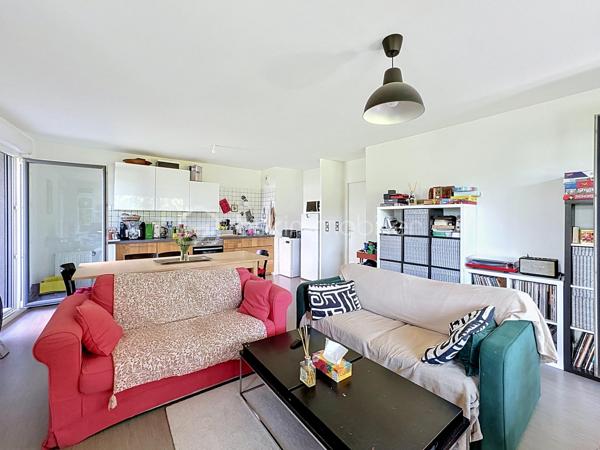 À vendre un appartement spacieux, lumineux et parfaitement agencé. Découvrez ce superbe 4 pièces de 83 m² situé au sein d'une résidence de 2016, alliant confort, fonctionnalité et qualité de vie.

Dès l'entrée, vous serez séduits par ses beaux volumes et sa distribution optimisée. Le vaste séjour baigné de lumière s'ouvre sur une élégante cuisine aménagée et entièrement équipée, offrant un espace de vie convivial, idéal pour recevoir famille et amis.
L'appartement dispose de trois belles chambres, chacune bénéficiant d'un accès direct à l'exceptionnelle terrasse de 35 m² exposée plein sud. Véritable prolongement de l'espace de vie, cette terrasse aménagée constitue un atout rare et recherché, parfaite pour les repas en extérieur, les moments de détente ou les jeux des enfants.
Côté confort, vous profiterez d'une salle d'eau, d'une salle de bains, toutes deux équipées d'une vasque, ainsi que d'un WC indépendant. Les nombreux rangements et la qualité des prestations rendent cet appartement particulièrement agréable à vivre au quotidien. Au-delà de ses prestations, cet appartement bénéficie d'un environnement particulièrement agréable, au sein d'une copropriété familiale où règnent convivialité, respect et bonne entente entre les résidents.

Une place de stationnement en sous-sol complète ce bien.

Idéalement situé à proximité immédiate des commerces, écoles et transports, cet appartement offre un cadre de vie pratique et recherché, au sein d'une copropriété récente, calme et familiale.

À noter que les charges de copropriété comprennent : 
- Le chauffage collectif
- L'eau chaude
-  L'eau froide
- L'entretien des parties communes (hall, couloirs, escaliers)
- L'électricité des parties communes
- L'ascenseur
- L'entretien des espaces verts
- Le ménage de la copropriété
- Les frais de syndic
- L'assurance de l'immeuble
- L'entretien des portails, interphones et équipements communs
- L'entretien du parking et des accès communs

Un bien rare sur le secteur, réunissant de beaux volumes, une grande terrasse et une localisation de choix. À visiter sans tarder !


SARA RODRIGUES 
BSK IMMOBILIER
06 33 82 07 35/S.RODRIGUES@BSKIMMOBILIER.COM