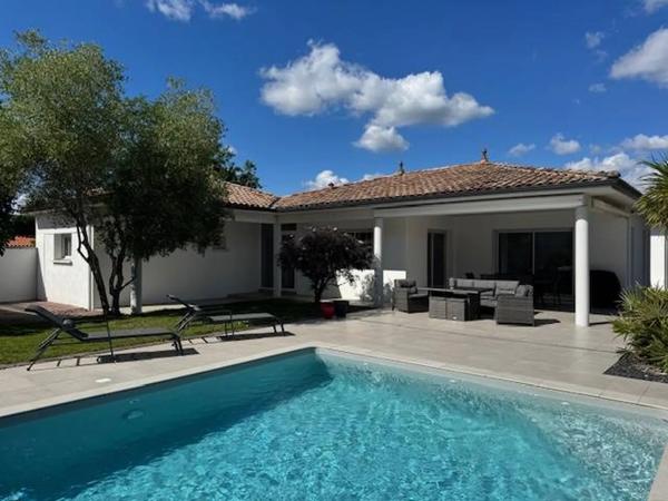PESSAC , maison de plain pied 170m² , 5 chambres, 193m² habitable sur 987m² avec piscine