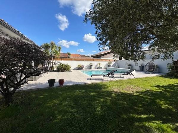 PESSAC , maison de plain pied 170m² , 5 chambres, 193m² habitable sur 987m² avec piscine