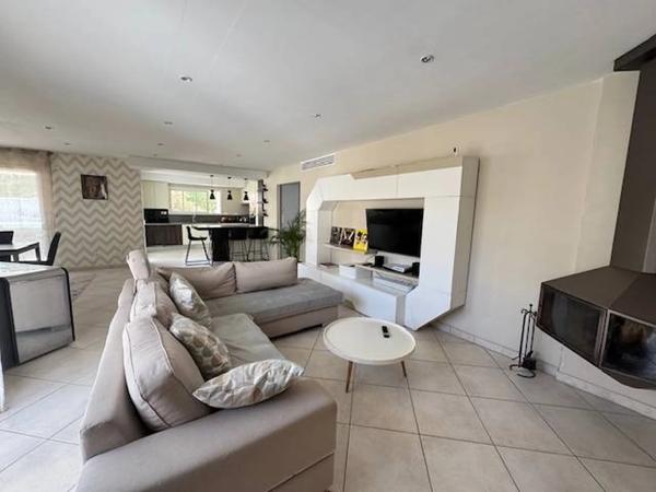 PESSAC , maison de plain pied 170m² , 5 chambres, 193m² habitable sur 987m² avec piscine