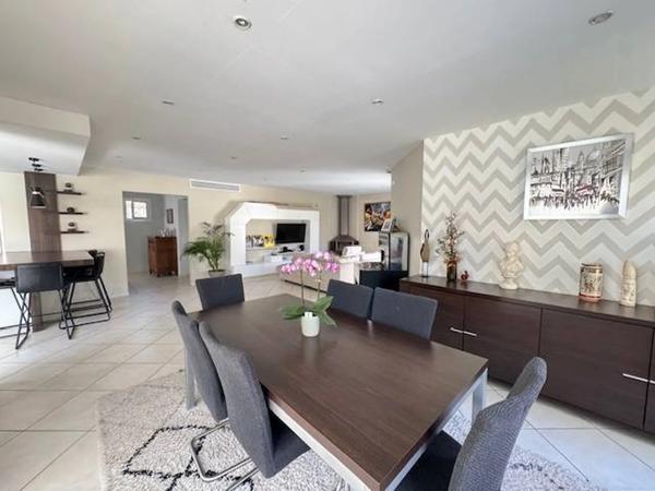 PESSAC , maison de plain pied 170m² , 5 chambres, 193m² habitable sur 987m² avec piscine