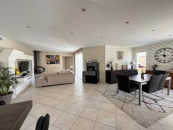 PESSAC , maison de plain pied 170m² , 5 chambres, 193m² habitable sur 987m² avec piscine