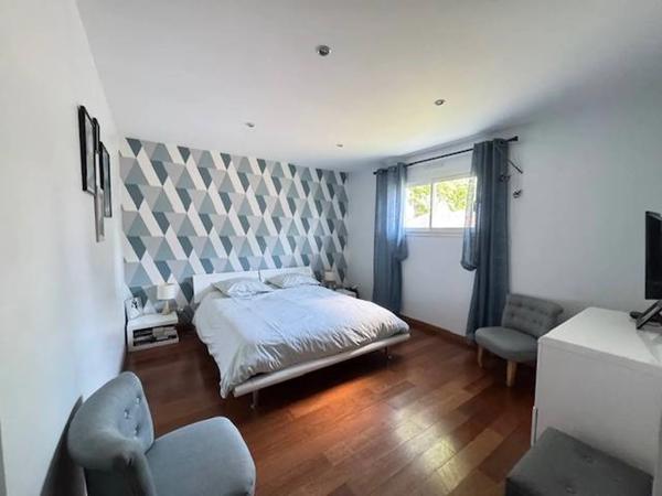 PESSAC , maison de plain pied 170m² , 5 chambres, 193m² habitable sur 987m² avec piscine