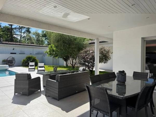 PESSAC , maison de plain pied 170m² , 5 chambres, 193m² habitable sur 987m² avec piscine
