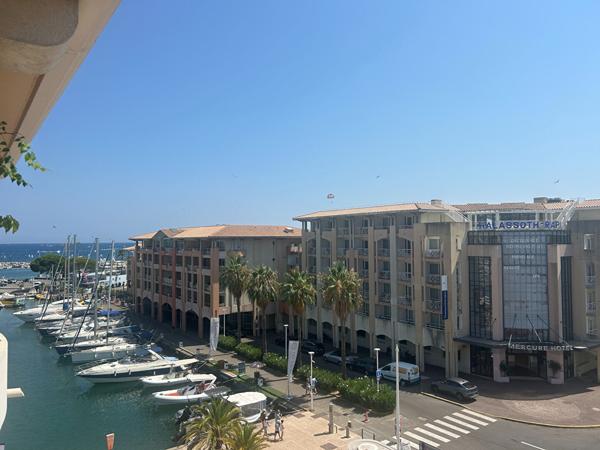 Port-fréjus en dernier étage, beau T2  avec place de parking, cave, piscine