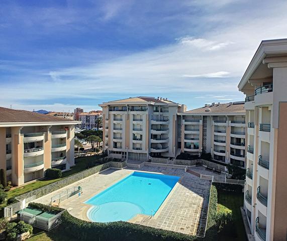 Port-fréjus en dernier étage, beau T2  avec place de parking, cave, piscine