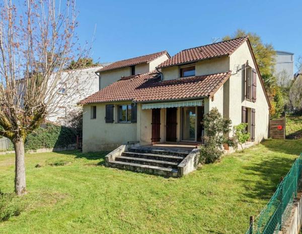 Maison ancienne - Souillac Maison atypique avec jardin clos au cœur de Souillac, beaux volumes et fort potentiel de valorisation