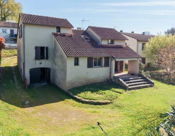 Maison ancienne - Souillac Maison atypique avec jardin clos au cœur de Souillac, beaux volumes et fort potentiel de valorisation