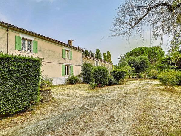 Grande maison avec dependances et terrain a Doix les Fontaines