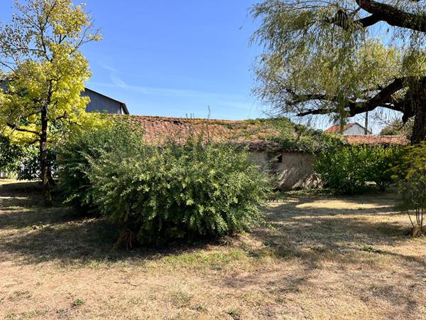 Grande maison avec dependances et terrain a Doix les Fontaines