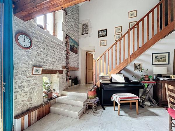 Grande maison avec dependances et terrain a Doix les Fontaines