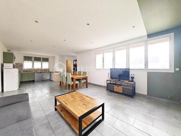 Proche des commodités, cette maison de 130m² située dans les hauteurs de Nemours, Sur un terrain terrain clos et sans vis-à-vis, elle vous propose:

Une pièce de vie (séjour/salle à manger/cuisine aménagée et équipée) d'une surface de 46m², 5 chambres dont une de 22m², 2 salle de bain, 2 wc.

Les dernière rénovations: Chaudière à condensation type Pompe à chaleur DEDIETRICH 2026 + climatisation réversible
Toiture refaite en 2026.
