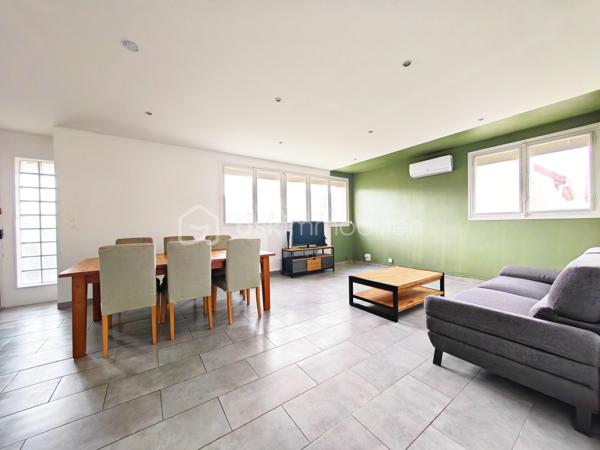 Proche des commodités, cette maison de 130m² située dans les hauteurs de Nemours, Sur un terrain terrain clos et sans vis-à-vis, elle vous propose:

Une pièce de vie (séjour/salle à manger/cuisine aménagée et équipée) d'une surface de 46m², 5 chambres dont une de 22m², 2 salle de bain, 2 wc.

Les dernière rénovations: Chaudière à condensation type Pompe à chaleur DEDIETRICH 2026 + climatisation réversible
Toiture refaite en 2026.