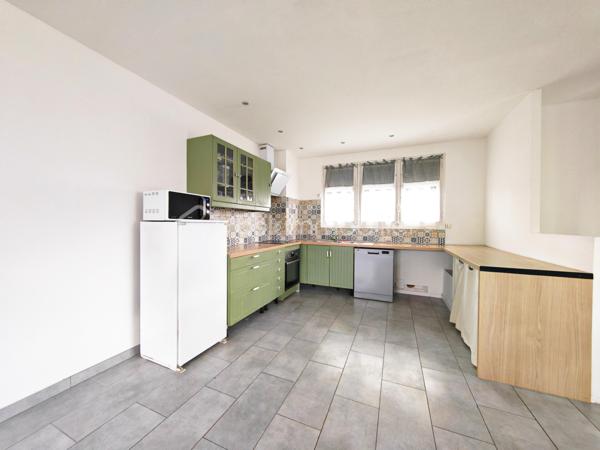 Proche des commodités, cette maison de 130m² située dans les hauteurs de Nemours, Sur un terrain terrain clos et sans vis-à-vis, elle vous propose:

Une pièce de vie (séjour/salle à manger/cuisine aménagée et équipée) d'une surface de 46m², 5 chambres dont une de 22m², 2 salle de bain, 2 wc.

Les dernière rénovations: Chaudière à condensation type Pompe à chaleur DEDIETRICH 2026 + climatisation réversible
Toiture refaite en 2026.
