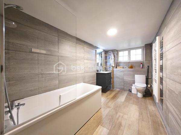 Proche des commodités, cette maison de 130m² située dans les hauteurs de Nemours, Sur un terrain terrain clos et sans vis-à-vis, elle vous propose:

Une pièce de vie (séjour/salle à manger/cuisine aménagée et équipée) d'une surface de 46m², 5 chambres dont une de 22m², 2 salle de bain, 2 wc.

Les dernière rénovations: Chaudière à condensation type Pompe à chaleur DEDIETRICH 2026 + climatisation réversible
Toiture refaite en 2026.