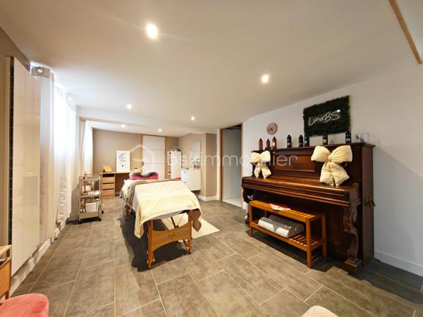 Proche des commodités, cette maison de 130m² située dans les hauteurs de Nemours, Sur un terrain terrain clos et sans vis-à-vis, elle vous propose:

Une pièce de vie (séjour/salle à manger/cuisine aménagée et équipée) d'une surface de 46m², 5 chambres dont une de 22m², 2 salle de bain, 2 wc.

Les dernière rénovations: Chaudière à condensation type Pompe à chaleur DEDIETRICH 2026 + climatisation réversible
Toiture refaite en 2026.