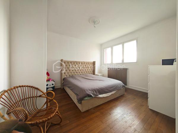 Proche des commodités, cette maison de 130m² située dans les hauteurs de Nemours, Sur un terrain terrain clos et sans vis-à-vis, elle vous propose:

Une pièce de vie (séjour/salle à manger/cuisine aménagée et équipée) d'une surface de 46m², 5 chambres dont une de 22m², 2 salle de bain, 2 wc.

Les dernière rénovations: Chaudière à condensation type Pompe à chaleur DEDIETRICH 2026 + climatisation réversible
Toiture refaite en 2026.