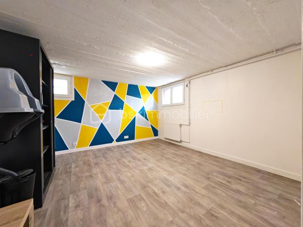Proche des commodités, cette maison de 130m² située dans les hauteurs de Nemours, Sur un terrain terrain clos et sans vis-à-vis, elle vous propose:

Une pièce de vie (séjour/salle à manger/cuisine aménagée et équipée) d'une surface de 46m², 5 chambres dont une de 22m², 2 salle de bain, 2 wc.

Les dernière rénovations: Chaudière à condensation type Pompe à chaleur DEDIETRICH 2026 + climatisation réversible
Toiture refaite en 2026.